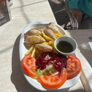 Chipirones a la plancha con ensalada Mandelbrot Restaurante